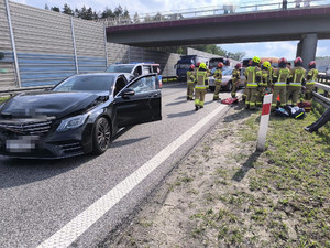 rozbity samochód i strażacy