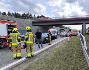 strażacy zabezpieczają miejsce zdarzenia