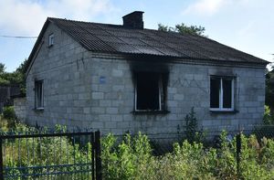 widok spalonego do mu z zewnątrz z widocznymi okopceniami jednego z okien