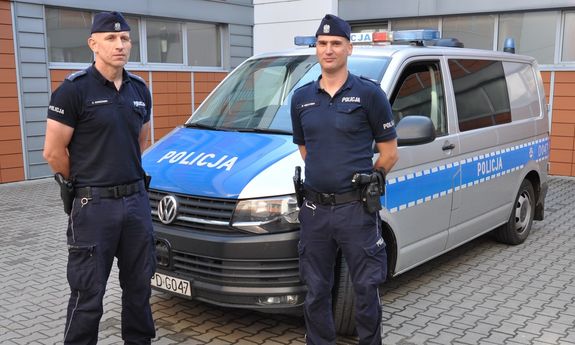 policjanci przed radiowozem