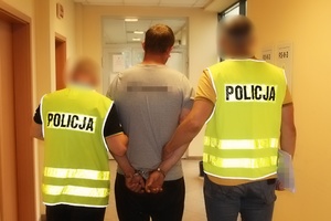 policjanci z zatrzymanym mężczyzną