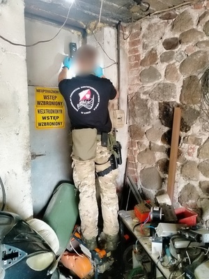 policjant podczas wykonywania czynności na miejscu zdarzenia