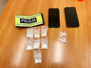 środki psychotropowe w torebkach strunowych i telefony komórkowe