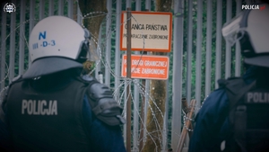 funkcjonariusze w trakcie pełnienia służby na granicy