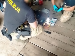 funkcjonariusze na miejscu zdarzenia podczas wykonywania czynności
