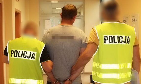 funkcjonariusze prowadzący zatrzymanego mężczyznę