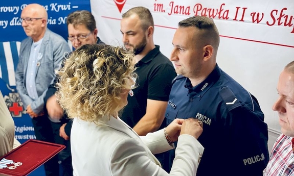 policyjni krwiodawcy podczas uroczystości wręczenia odznaczeń