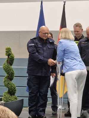 kobieta gratuluje policjantowi