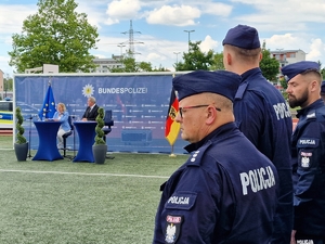 polscy policjanci stoją na murawie boiska podczas uroczystego zakończenia szkolenia