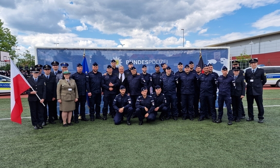 polscy policjanci stoją na murawie boiska podczas uroczystego zakończenia szkolenia