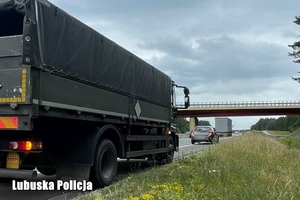 zdjęcie przedstawiające samochód ciężarowy i jadący przed nim samochód osobowy