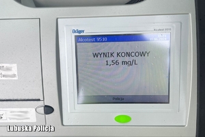 wynik na ekranie alkomatu przedstawiający wartości 1,56 mg/l