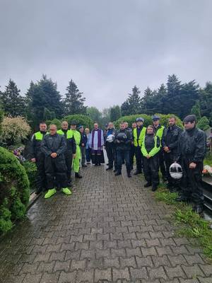 uczestnicy rajdu i policjanci na cmentarzu