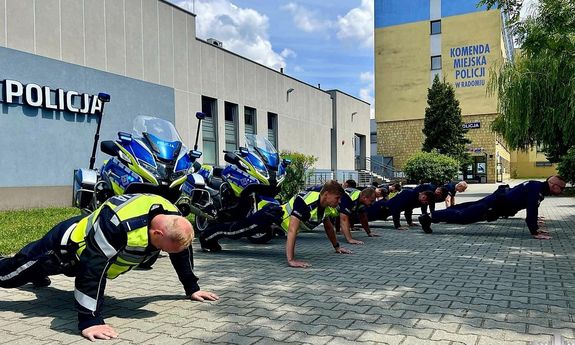 policjanci pompują