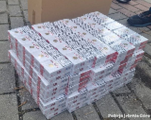 paczki papierosów w kartonach na palecie