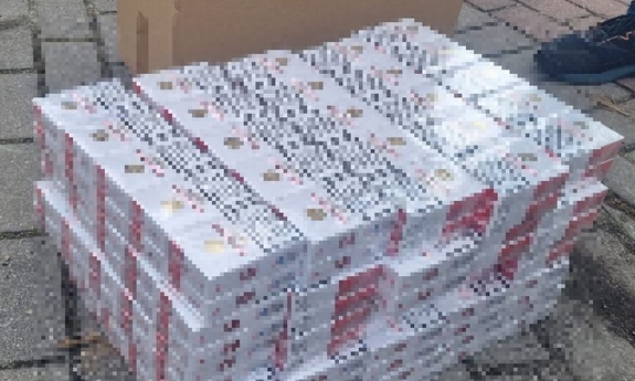 paczki papierosów w kartonach na palecie