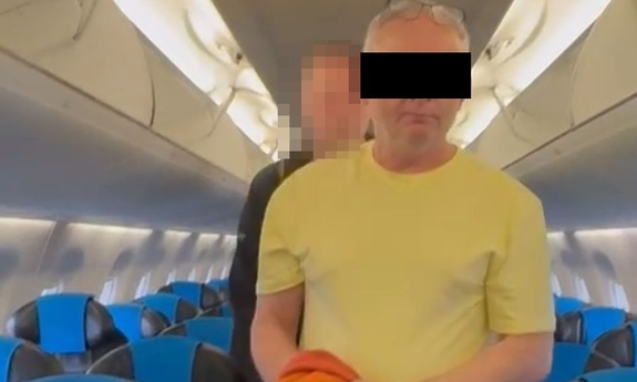 zatrzymany 54-latek w samolocie eskortowany przez funkcjonariusza