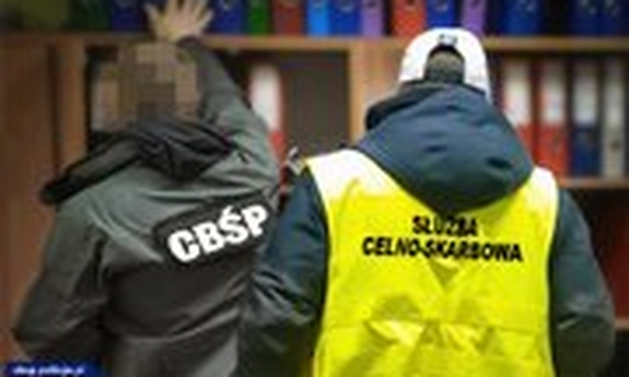 funkcjonariusz CBŚP i służby celno-skarbowej
