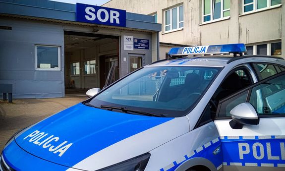 radiowóz na tle Szpitalnego Oddziału Ratunkowego