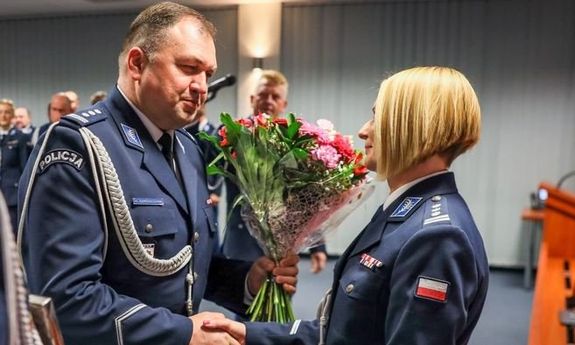 moment wręczenia kwiatów Pani Komendant przez Pana Komendanta Komendy Wojewódzkiej Policji w Kielcach