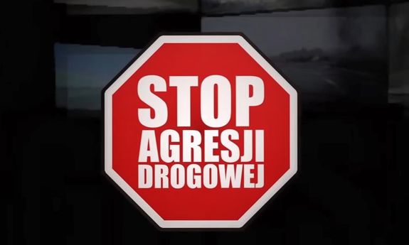 czerwono biały napis na ciemnym tle stop agresji drogowej