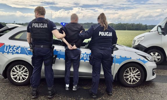 policjanci z zatrzymanym