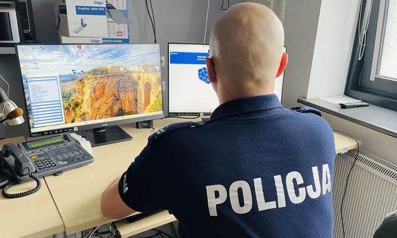 policjant dyżurny przed monitorami