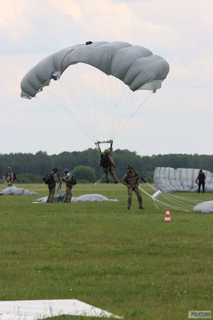 kilku spadochroniarzy wylądowało na ziemi