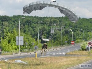spadochroniarz ląduje na ziemi