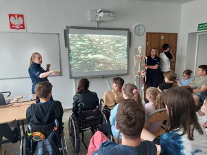 Policjantki rozmawiają z dziećmi.