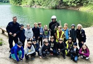 Policjanci pozują do zdjęcia z grupą dzieci.