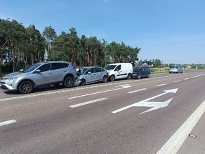 zderzenie czterech aut, oraz widoczny radiowóz policyjny