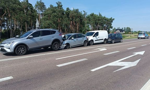 zderzenie czterech aut, oraz widoczny radiowóz policyjny