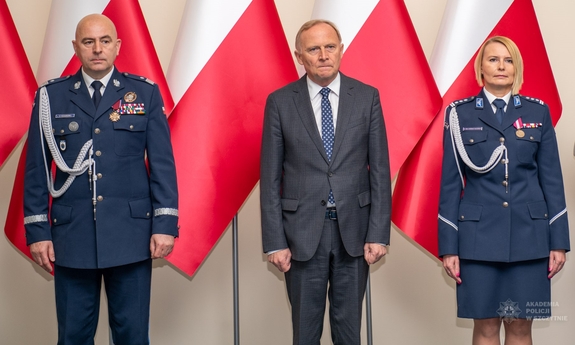 Czesław Mroczek – Sekretarz Stanu w Ministerstwie Spraw Wewnętrznych i Administracji, insp. dr Agata Malasińska-Nagórny i Nadinsp. dr Rafał Kochańczyk – Zastępca Komendanta Głównego Policji podczas uroczystości