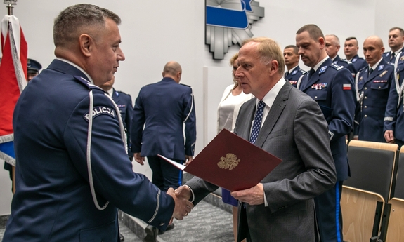 Sekretarz Stanu Czesław Mroczek gratuluje nowemu zastępcy komendanta Głównego Policji