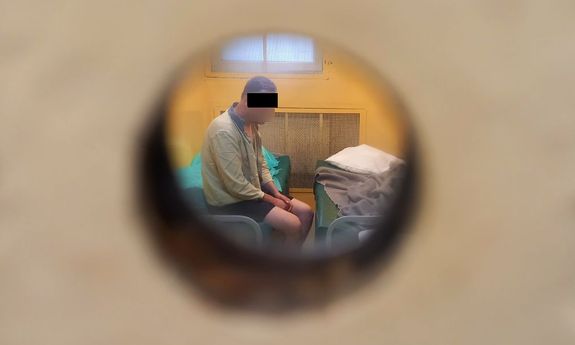 widok przez wizjer na zatrzymanego