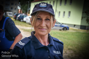 uśmiechnięta policjantka
