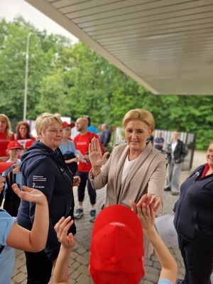 pani prezydentowa przybija piątkę dziecku