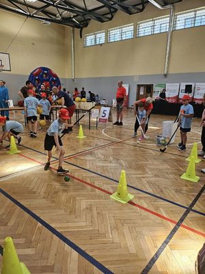 sala sportowa i na niej biegają dzieci