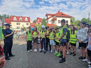 policjantka rozmawia z młodzieżą o bezpieczeństwie