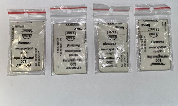 cztery woreczki z lekami z zawartością fentanylu