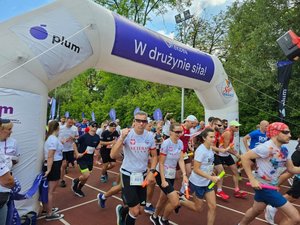 uczestnicy charytatywnego biegu w trakcie trwania imprezy