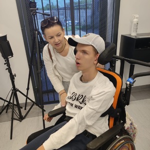 chłopiec na wózku z mamą w pomieszczeniu dla osób zatrzymanych