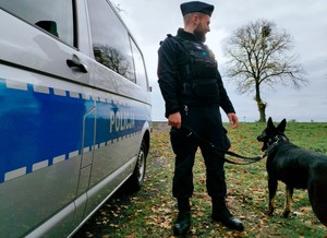 Policjant z psem służbowym