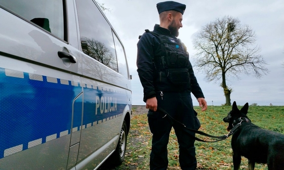 Policjant z psem służbowym