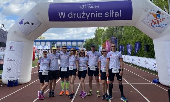 uczestnicy biegu na starcie