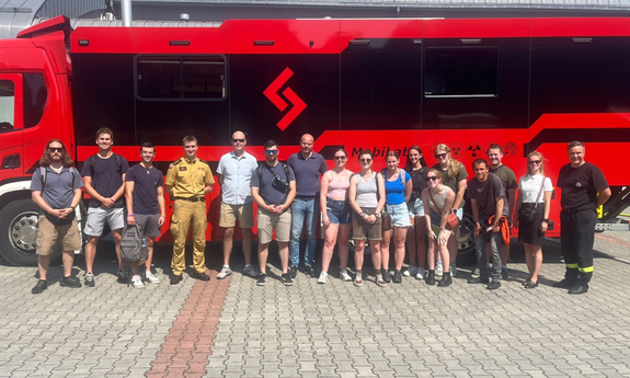 wspólne zdjęcie przy autobusie z przedstawicielem straży pożarnej