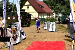 policjantka wbiega na metę