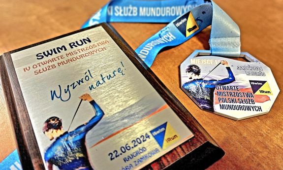 pamiątkowa tabliczka i medal za zajęcie I miejsca w Mistrzostwach