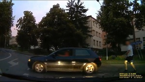 mężczyzna biegnie za samochodem